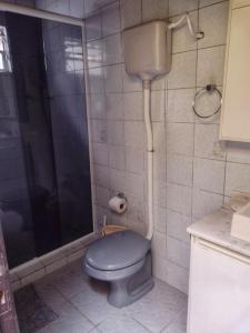 uma casa de banho com um WC e um chuveiro em Casa Capao da Canoa em Capão da Canoa