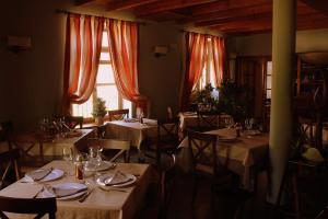 um restaurante com mesas e cadeiras e uma janela em Las Fontaninas em Noceda del Bierzo