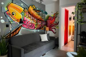 una sala de estar con un mural de un pez en Exclusivo na Liberdade com Piscina e Wi-fi 300mb, en São Paulo