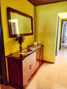 uma casa de banho com um lavatório e um espelho em Casa Capao da Canoa em Capão da Canoa