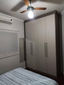 a bedroom with a bed and a ceiling fan at Residencia Cidade Verde 1 Ourinhos in Ourinhos