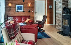 - un salon avec un canapé rouge et une cuisinière dans l'établissement 4 Bedroom Awesome Home In Mykland, à Mykland