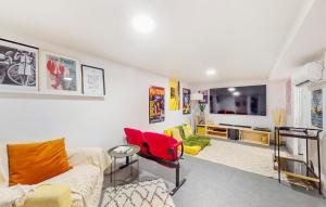 sala de estar con sofá y silla roja en Nice Home In Royan With Wifi, en Royan