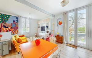 sala de estar con mesa de comedor de color naranja en Nice Home In Royan With Wifi, en Royan
