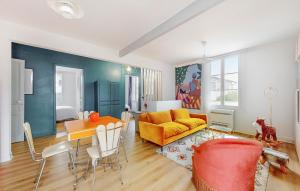 Una sala de estar con un sofá amarillo y una mesa. en Nice Home In Royan With Wifi, en Royan