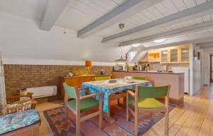 Η κουζίνα ή μικρή κουζίνα στο 3 Bedroom Lovely Home In Henne