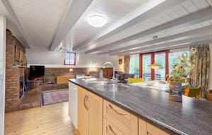 Η κουζίνα ή μικρή κουζίνα στο 3 Bedroom Lovely Home In Henne