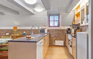 Η κουζίνα ή μικρή κουζίνα στο 3 Bedroom Lovely Home In Henne