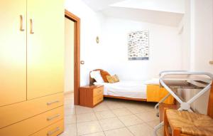 een kleine slaapkamer met een bed en een dressoir bij Amazing Apartment In Marzamemi With House A Panoramic View in Marzamemi