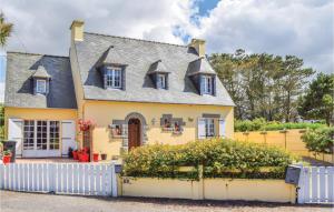 uma casa amarela com uma cerca branca em 5 Bedroom Nice Home In Cleder em Cléder