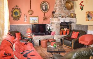 uma sala de estar com um sofá e uma lareira em 5 Bedroom Nice Home In Cleder em Cléder