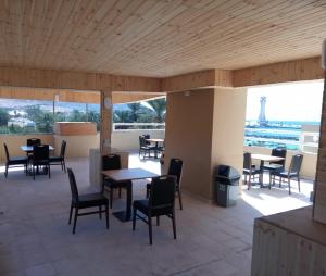 ein Restaurant mit Tischen und Stühlen und Blick auf den Eiffelturm in der Unterkunft La Riva Hotel in Aqaba