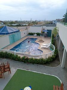 uma piscina no telhado de um edifício em Apartamento barra prime em Barra dos Coqueiros