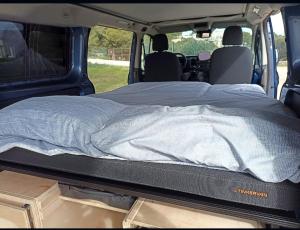 Postel nebo postele na pokoji v ubytování Ford Transit Custom Camper
