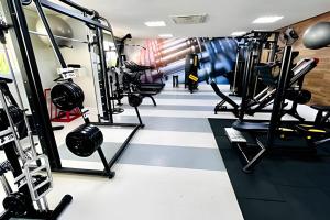 - une salle de sport avec de nombreux équipements dans l'établissement LINDA VISTA c piscina, sauna, garagem e academia, à São Paulo