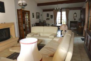sala de estar con sofá y chimenea en Chez Pierrot et Gisele, en Meschers-sur-Gironde