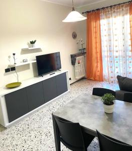 sala de estar con mesa y TV en Lingotto relax, Inalpi, Lingotto Fiere, stadio, centro Torino en Turín