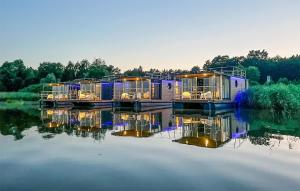 a row of tiny houses sitting on the water w obiekcie Cozy Ship In Mielno With Kitchen w mieście Mielno