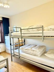 twee stapelbedden in een kamer met een raam bij Peppino 0101 in Koksijde