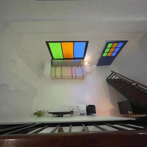 高蘭的住宿－Acqualanta House，墙上设有2个彩色玻璃窗的房间