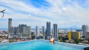 een zwembad met uitzicht op de stad bij Beacon Executive Suite by NGN - Georgetown Penang in George Town