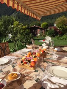 une longue table avec des assiettes de nourriture dans l'établissement B&B Mon Rêve, Petit déjeuner BIO, Jacuzzi, à Les Evouettes 