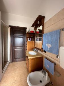 Bathroom sa Monolocale con vista su Castellammare e Netflix