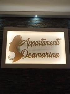 Znak dla działu apartamentów decemberana na ścianie w obiekcie Residence Deamarina w mieście Marina di Massa