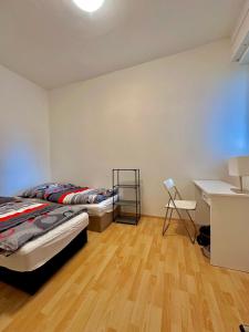 een slaapkamer met 2 bedden en een bureau. bij Bene Dormies in Praag
