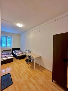 een kamer met een bed, een tafel en een bank bij Bene Dormies in Praag