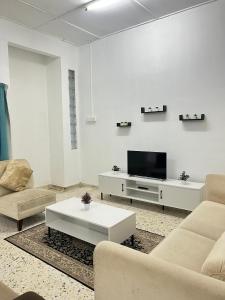 Televisi dan/atau pusat hiburan di Rose Case by Check In Host
