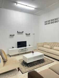 Televisi dan/atau pusat hiburan di Rose Case by Check In Host