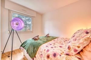 ein Schlafzimmer mit einem Bett und einem Fenster in der Unterkunft La Perle de Houlgate Élégance & Vue 4 pers in Houlgate