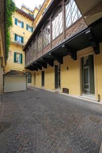 balcone sul lato di un edificio di Villa della Torre in Città a Verona