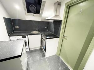 Virtuvė arba virtuvėlė apgyvendinimo įstaigoje Letzi Private En-Suite In Harrow