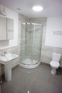 a bathroom with a shower and a toilet and a sink at City Centre Georgian Qtr Apartment Canning St 2bed 2bath in Liverpool