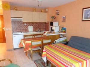 uma cozinha com uma mesa e uma cozinha com um sofá em Appartement Le Lavandou, 2 pièces, 4 personnes - FR-1-308-66 em Le Lavandou