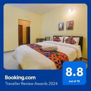 une chambre d'hôtel avec un lit dans une chambre dans l'établissement FabExpress Symphony Homes, Calangute Beach, à Vieux-Goa