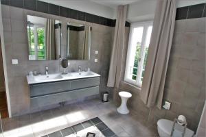 Russy-BémontにあるManoir de Montignyの洗面台とトイレ付きのバスルーム +47枚の写真