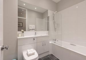 une salle de bain blanche avec un lavabo et des toilettes dans l'établissement West Bow Apartment, à Édimbourg 17 autres photos