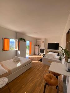 een grote kamer met een bed en een keuken bij Casa vacanza “oasi” in Salerno