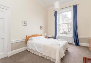 A bed or beds in a room at Melville Street Apartment