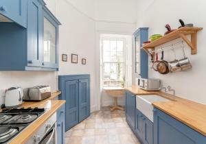 A kitchen or kitchenette at Melville Street Apartment