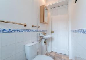 ein Badezimmer mit Toilette und Waschbecken in der Unterkunft Melville Street Apartment in Edinburgh