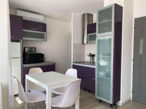 Kuchyňa alebo kuchynka v ubytovaní Charmant T2 au cœur du village avec garage, balcon ensoleillé et wifi à Balaruc-les-Bains. - FR-1-553-183
