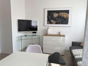 Televízia a/alebo spoločenská miestnosť v ubytovaní Charmant T2 au cœur du village avec garage, balcon ensoleillé et wifi à Balaruc-les-Bains. - FR-1-553-183