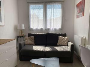 Posedenie v ubytovaní Charmant T2 au cœur du village avec garage, balcon ensoleillé et wifi à Balaruc-les-Bains. - FR-1-553-183