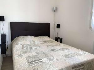 - une chambre avec un lit doté d'une couette dans l'établissement Appartement Balaruc-les-Bains, 2 pièces, 2 personnes - FR-1-553-183, à Balaruc-les-Bains