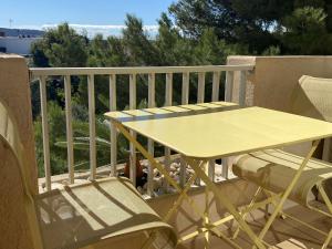 Balkón alebo terasa v ubytovaní T1 Mezzanine Climatisé avec Parking et Wifi à Balaruc-les-Bains - FR-1-553-215 + 7 fotografií