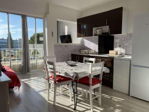 Kuchyňa alebo kuchynka v ubytovaní Charmant T1 à Balaruc-les-Bains - 32m², ascenseur, WIFI, proche centre spa - FR-1-553-213